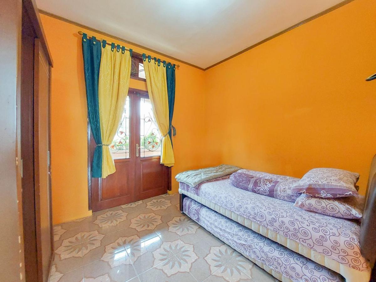 Villa Samsu By Puncak Holiday Cianjur Exterior photo