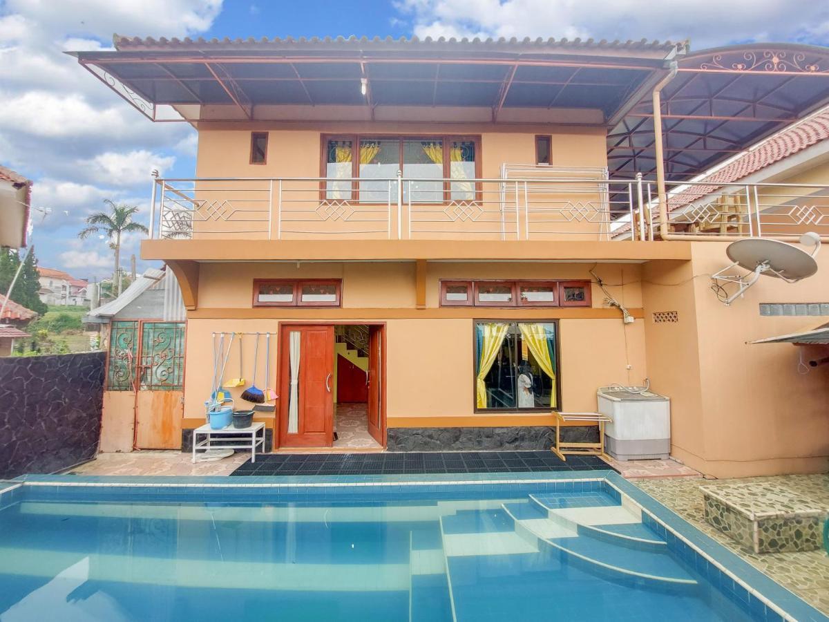 Villa Samsu By Puncak Holiday Cianjur Exterior photo