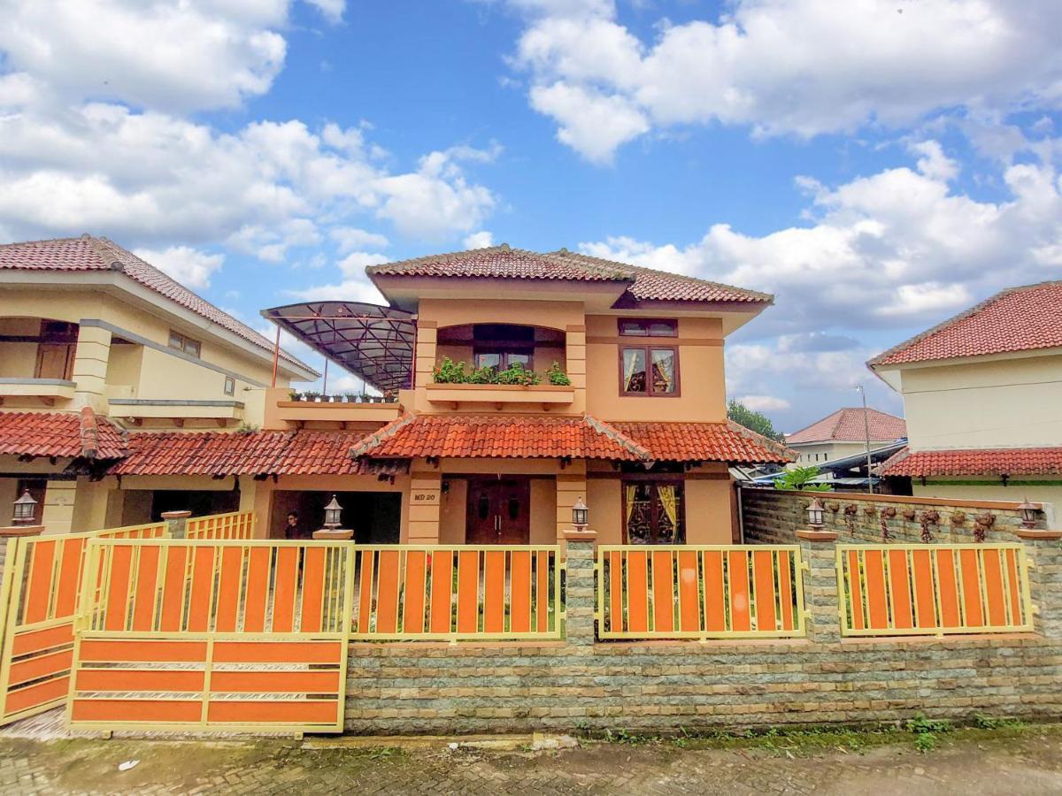 Villa Samsu By Puncak Holiday Cianjur Exterior photo