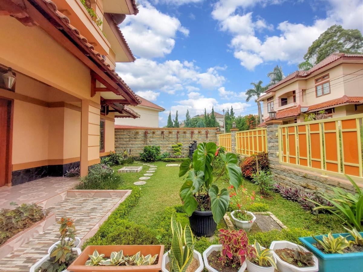 Villa Samsu By Puncak Holiday Cianjur Exterior photo