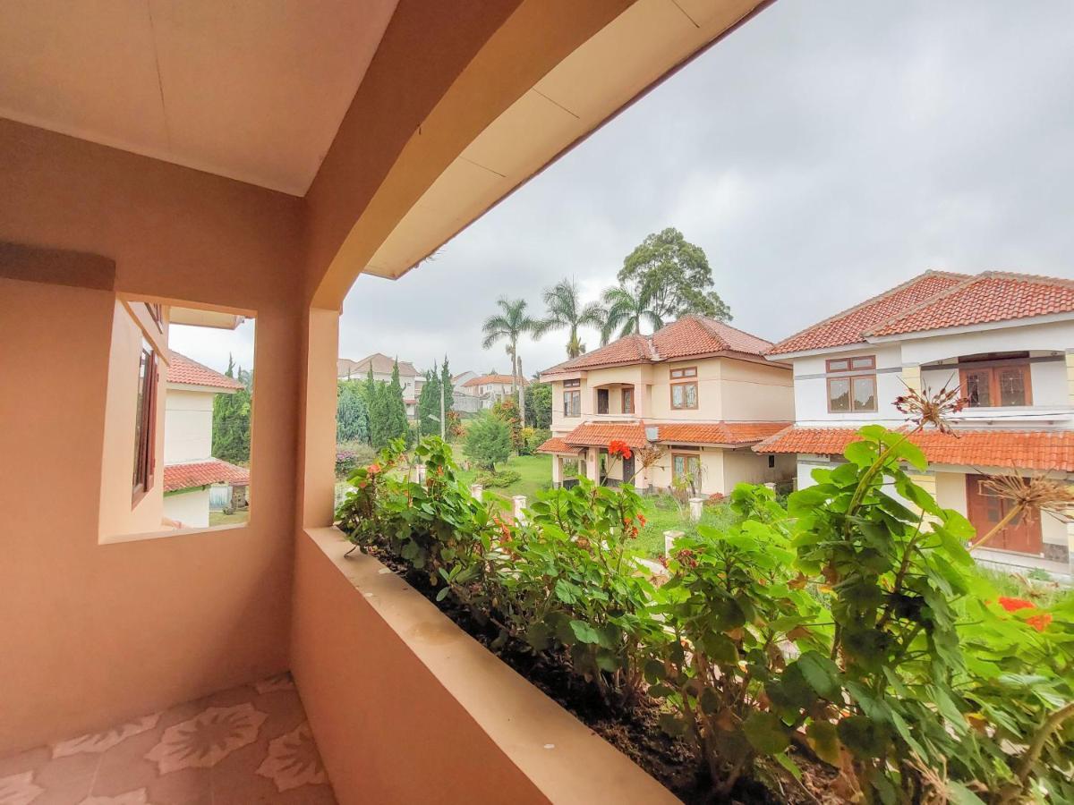 Villa Samsu By Puncak Holiday Cianjur Exterior photo